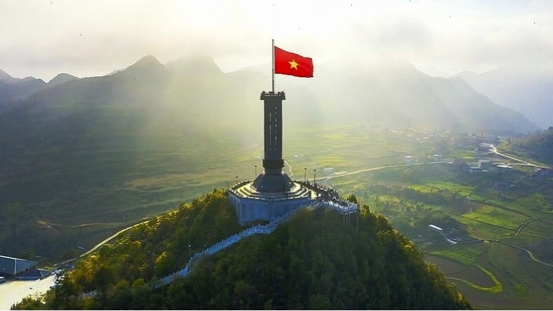Cận cảnh lá cờ Tổ quốc tung bay trên đỉnh Cột cờ Lũng Cú
