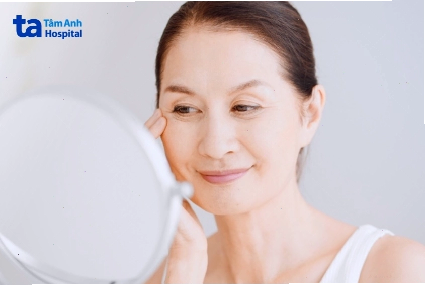 Cận cảnh vùng mắt với nhiều nếp nhăn nhỏ li ti