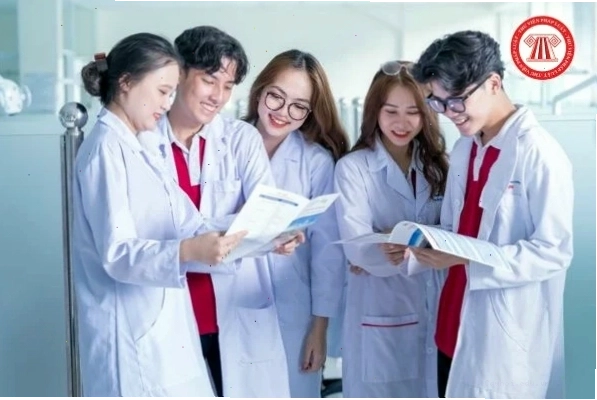 Cảnh bác sĩ làm việc tại bệnh viện