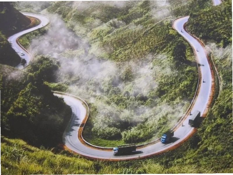 Cảnh đẹp hai bên đường khi di chuyển trên Đèo Phượng Hoàng