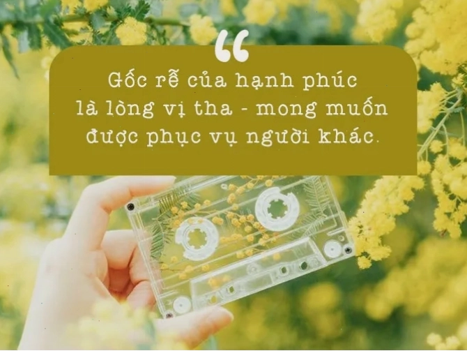 Cảnh hai người đang trò chuyện và mỉm cười