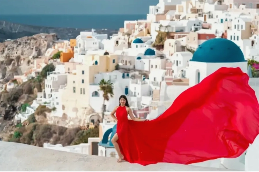 Cảnh hoàng hôn rực rỡ trên biển Santorini