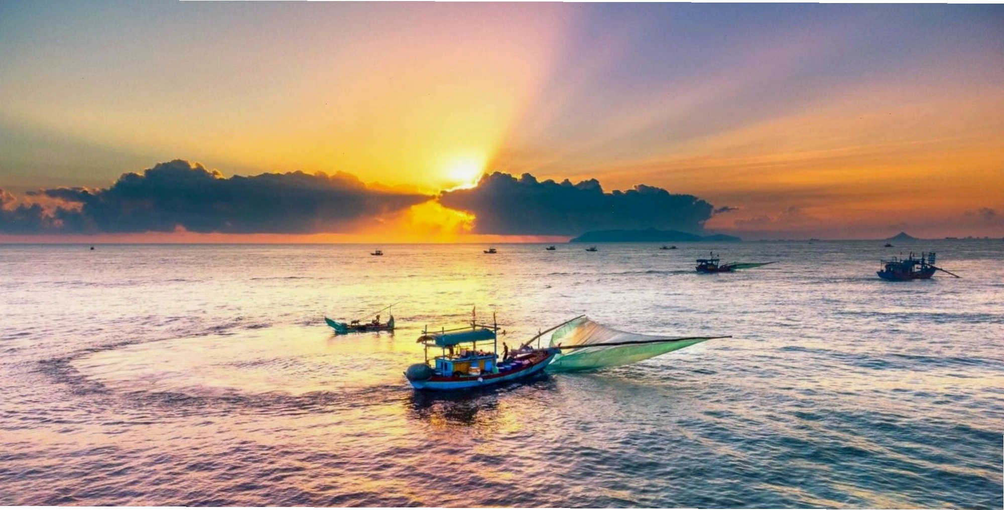 Cảnh quan bãi biển Hải Hòa với cát trắng và nước biển xanh