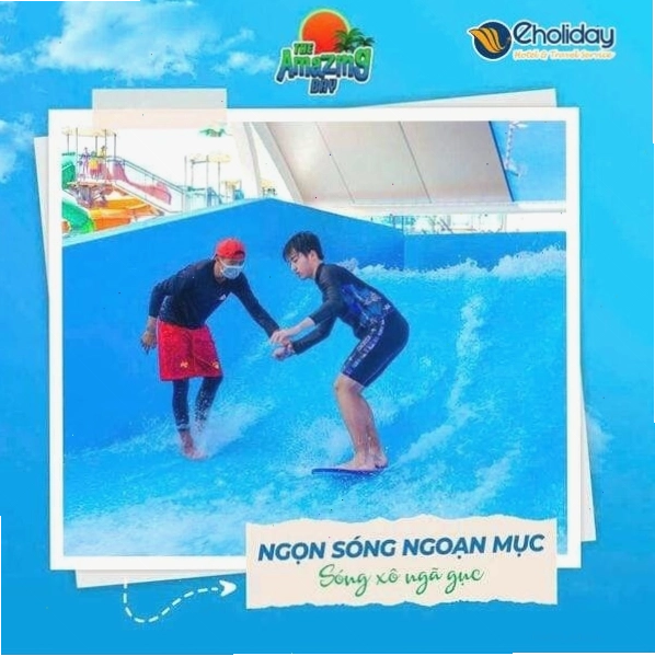 Cảnh quan bên trong công viên nước The Amazing Bay với cây xanh và các khu vực trò chơi