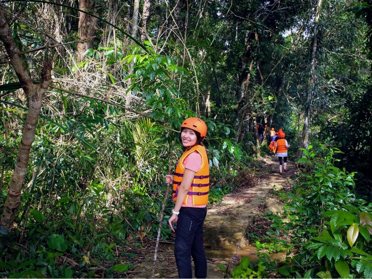 Cảnh quan đa dạng trên đường trekking Thác K50
