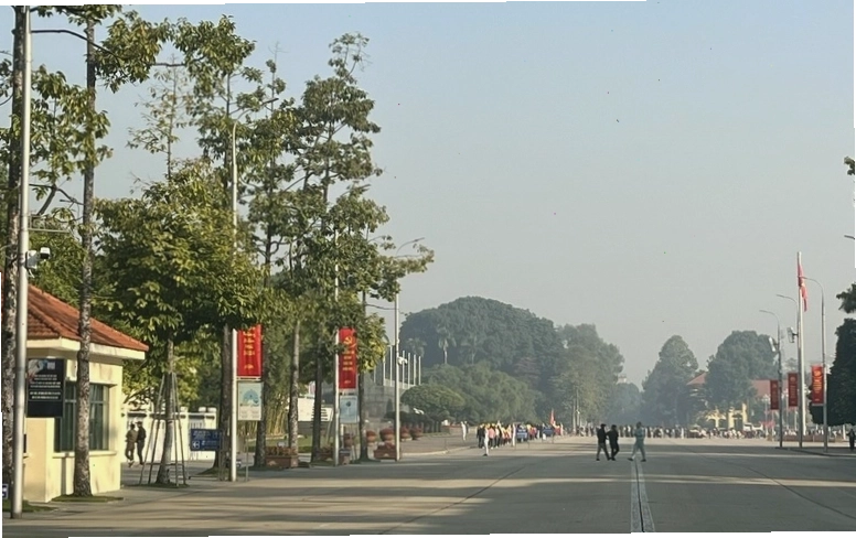 Cảnh quan thành phố Hà Nội chìm trong màn sương mù dày đặc vào buổi sáng sớm