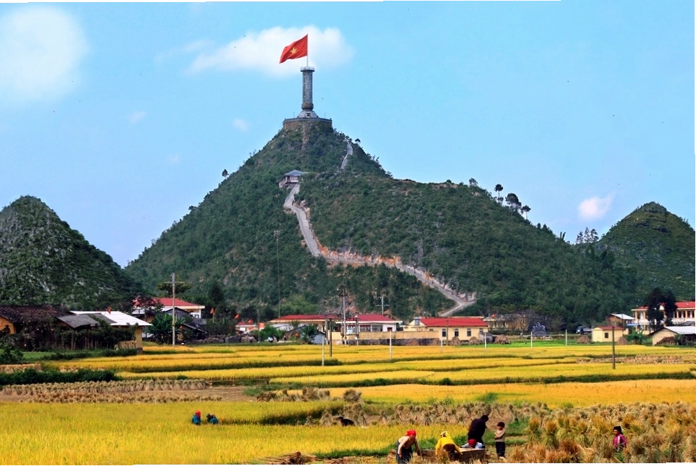 Cảnh quan thiên nhiên núi đá xung quanh khu vực Cột cờ Lũng Cú