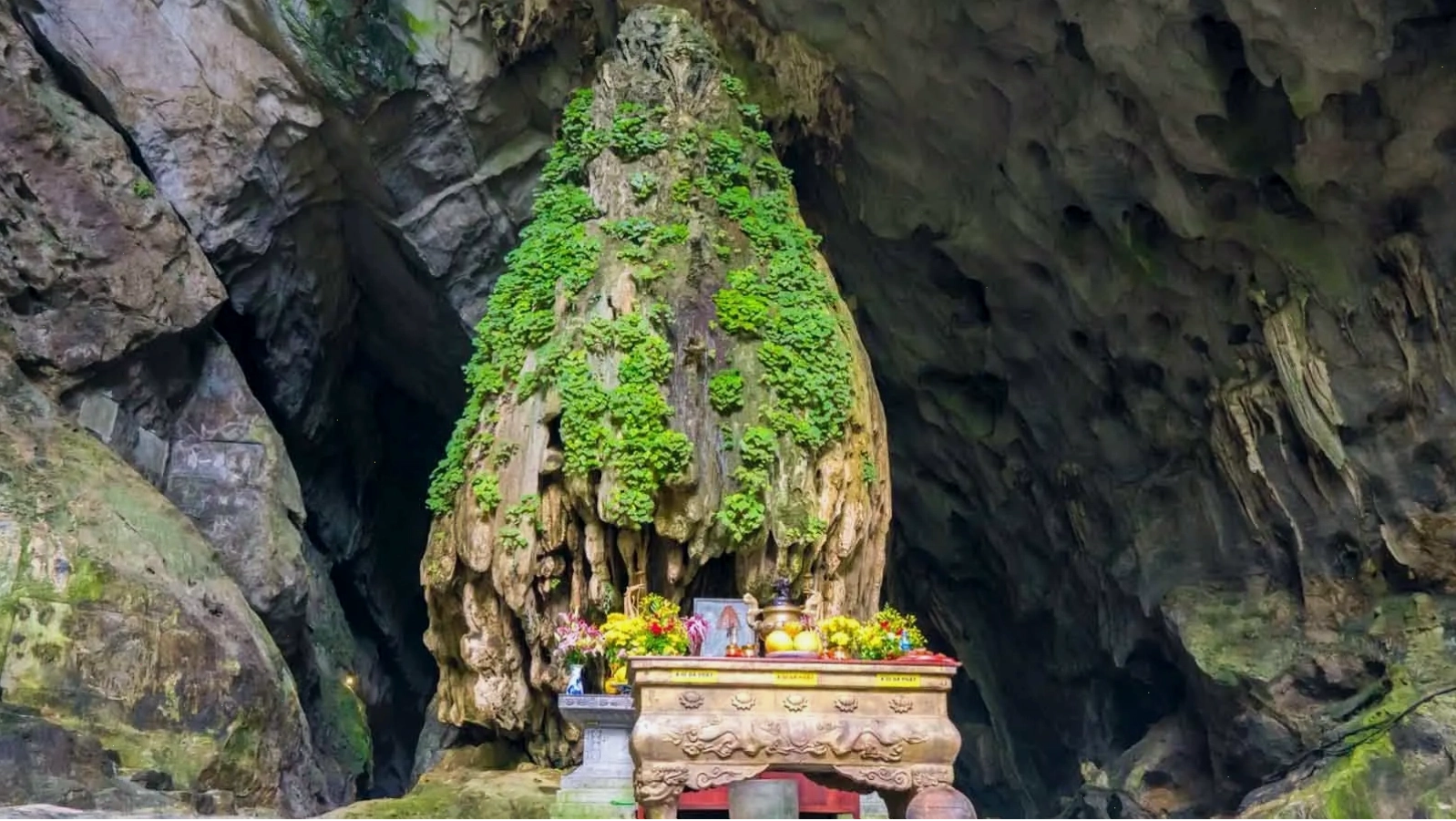Cảnh quan thiên nhiên tươi đẹp quanh khu vực Chùa Hương