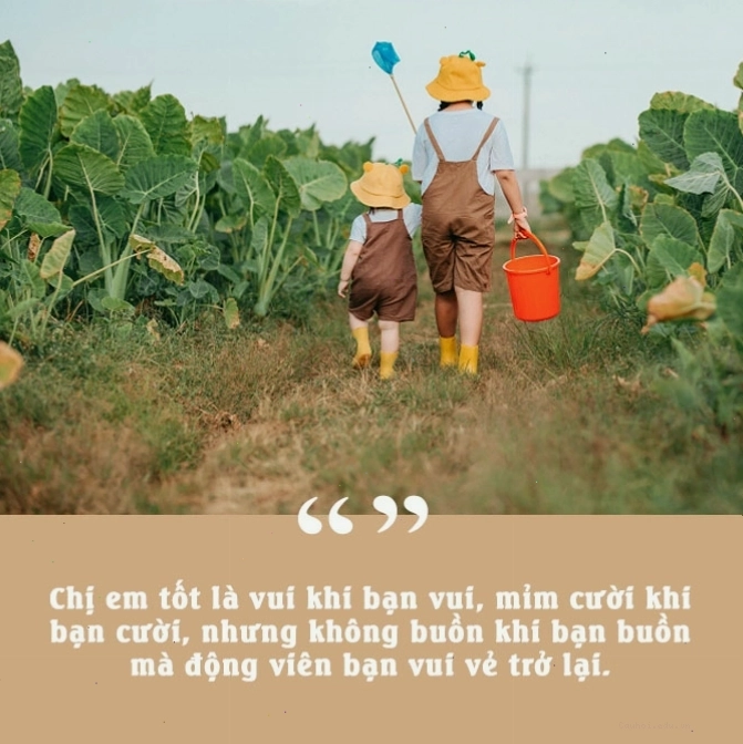 Cặp chị em gái cùng nhau đi chơi, tận hưởng cuộc sống
