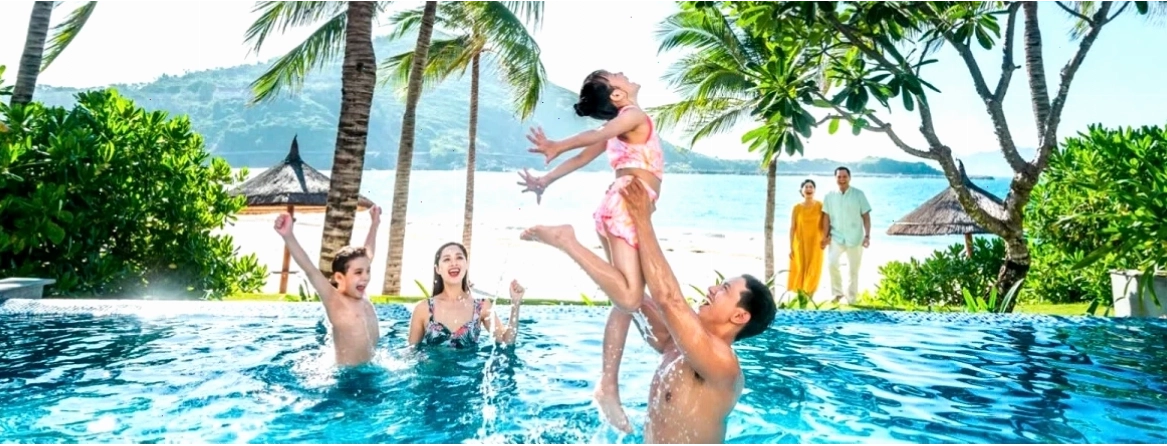 Cầu thang dẫn vào động Phong Nha