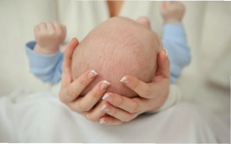 Cha mẹ cần nhẹ nhàng khi vệ sinh vùng thóp của trẻ