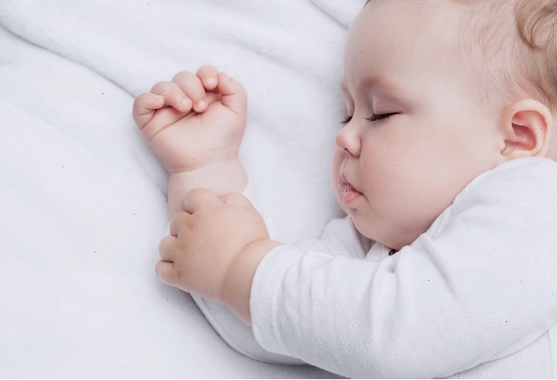 Cha mẹ cần quan sát kỹ các biểu hiện kèm theo khi trẻ 3 tháng tuổi ngủ hay lắc đầu