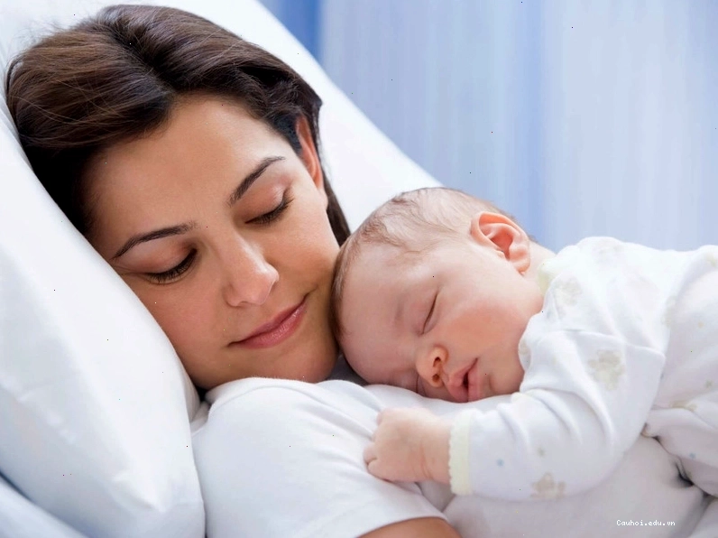 Cha mẹ nên vỗ về giúp trẻ yên tâm khi khóc đêm