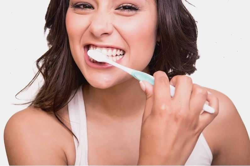 Chải răng quá mạnh có thể khiến răng bị bào mòn, lộ ngà răng