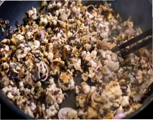 Chế biến nhân thịt mộc nhĩ đậm đà cho món bánh cuốn