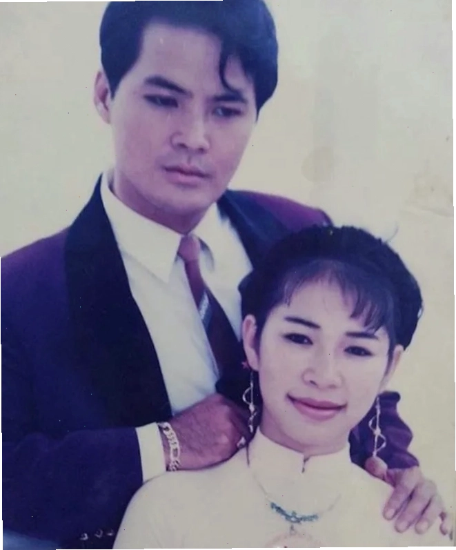 Chế Thanh biểu diễn trên sân khấu với phong thái đầy cuốn hút
