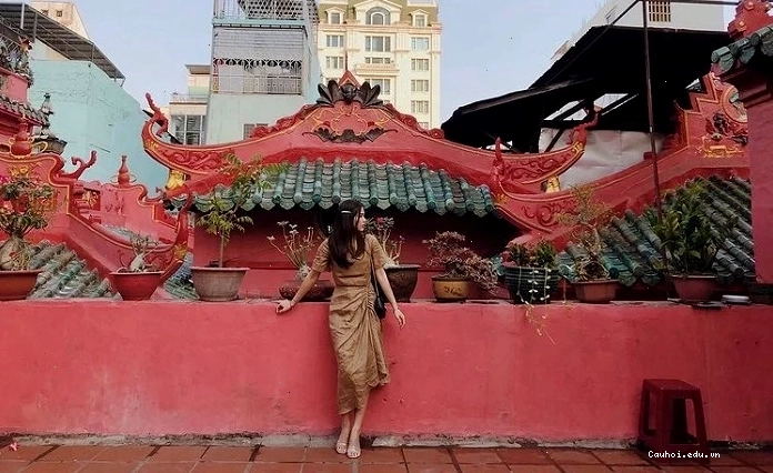 Chi tiết trang trí trên mái vòm của chùa Ngọc Hoàng