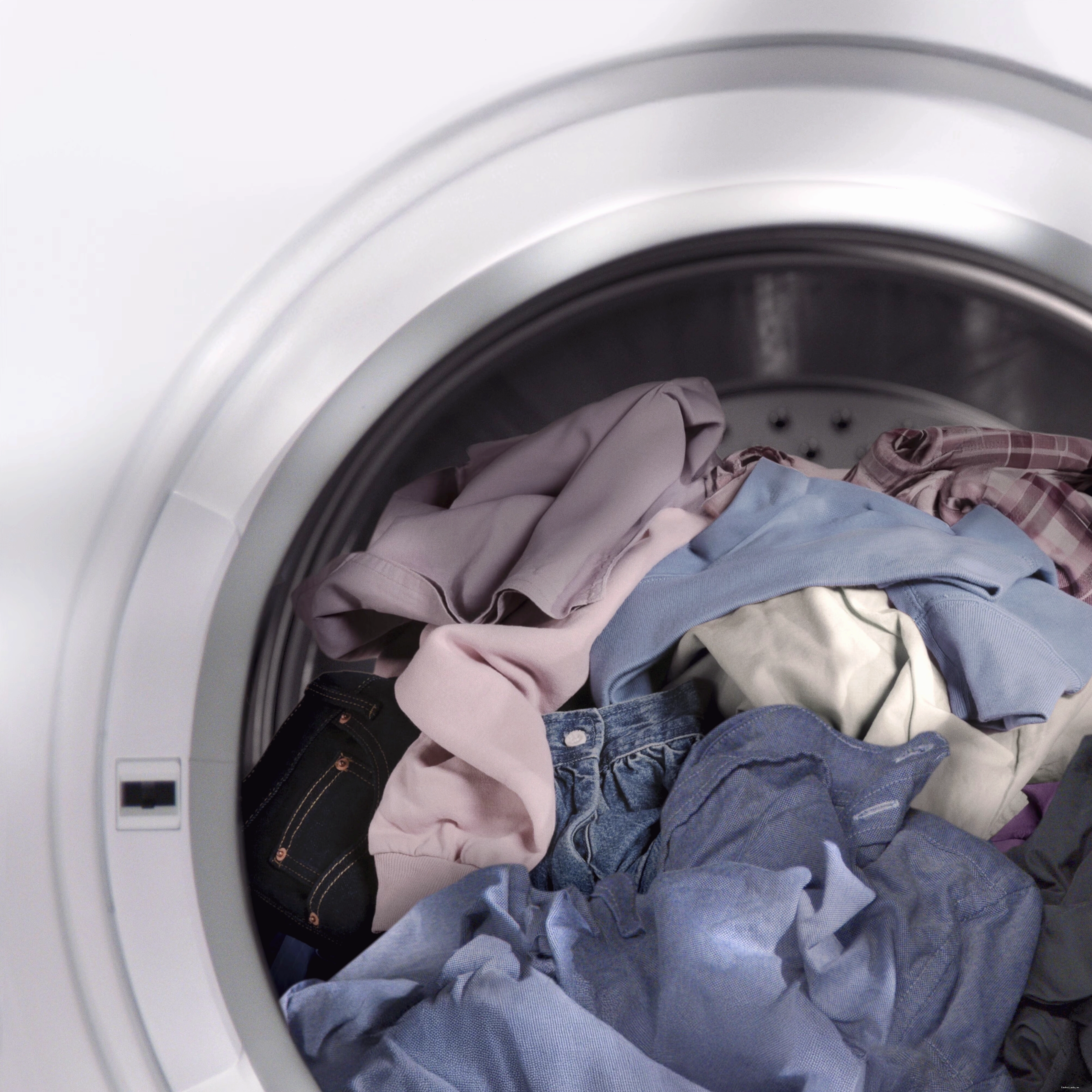 Cho quần áo vào máy sấy cửa ngang Electrolux một cách hợp lý