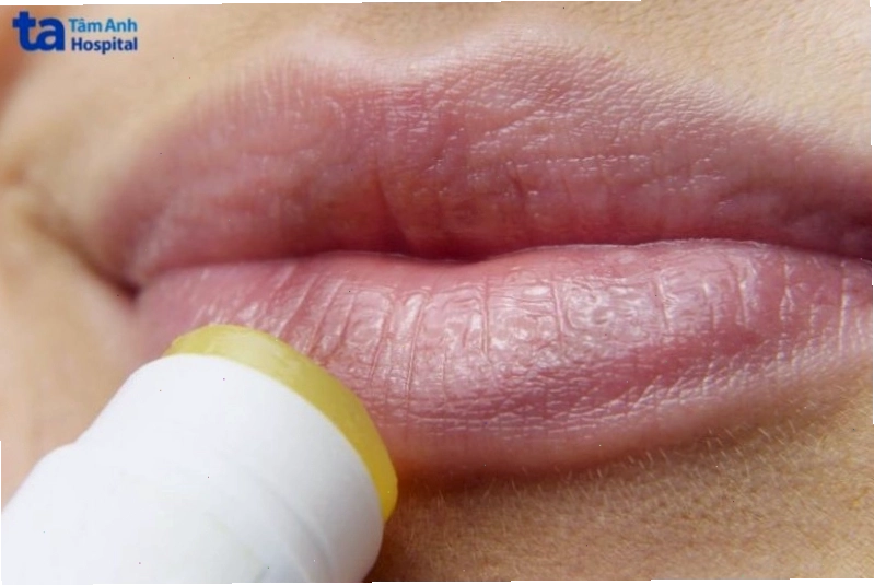 Chọn son dưỡng có thành phần bơ hoặc vitamin E giúp chữa môi thâm