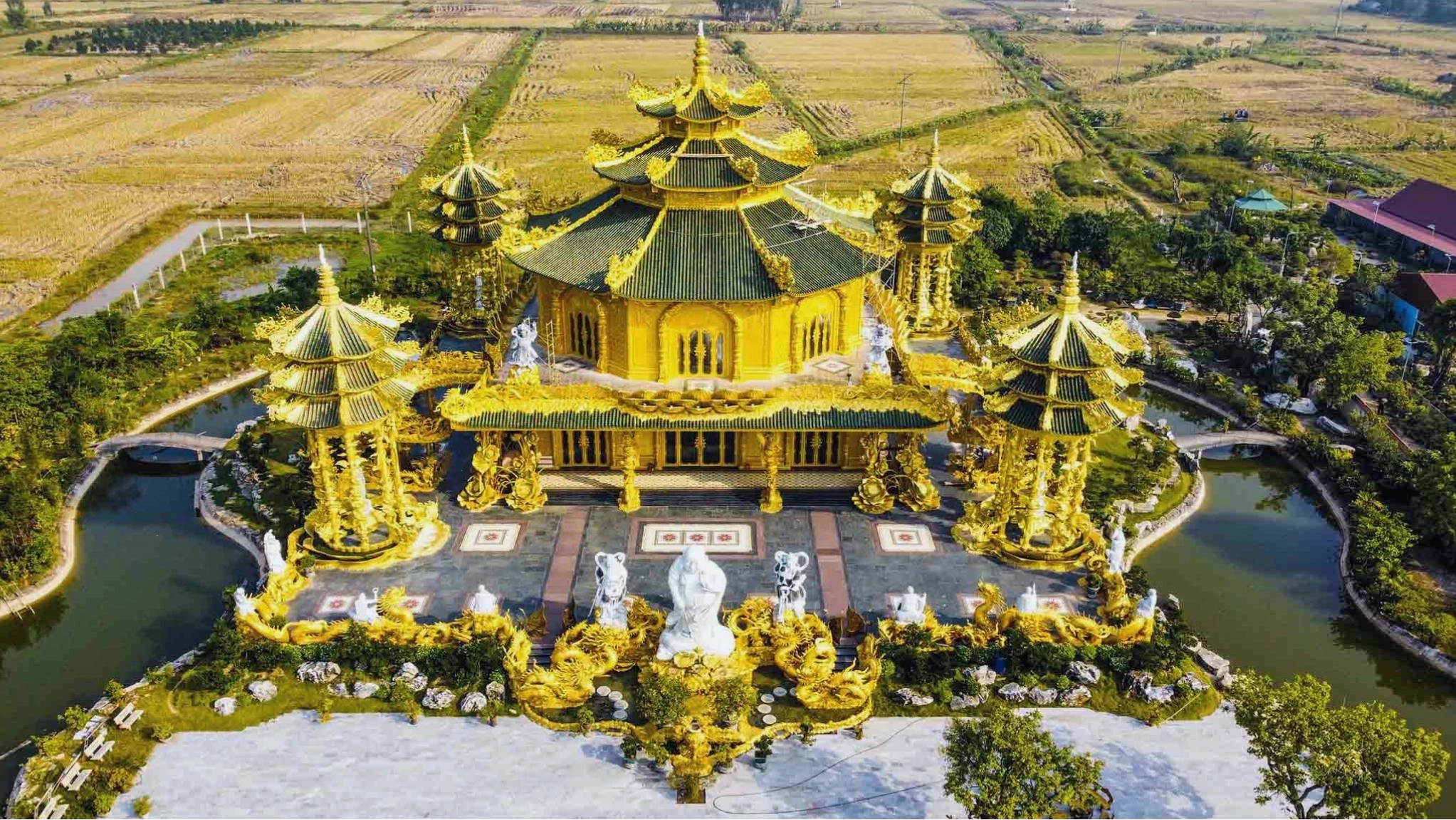 Chùa Phúc Lâm Hưng Yên nhìn từ xa với kiến trúc dát vàng nổi bật