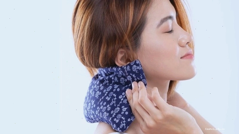 Chườm ấm giúp tăng tuần hoàn máu làm mờ vết bầm