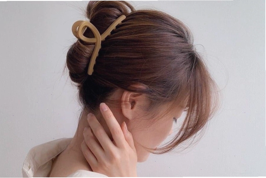 Cố định tóc xoăn bằng kẹp càng cua