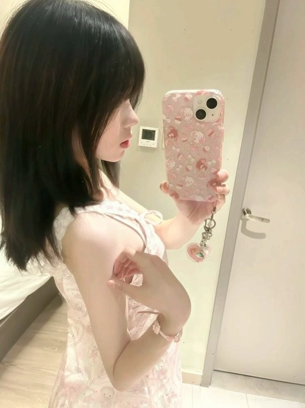 Cô gái mặc trang phục dễ thương, biểu cảm đáng yêu