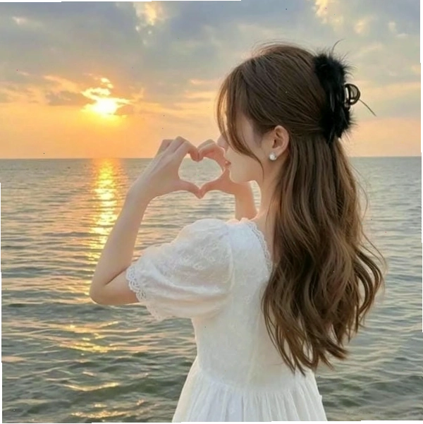 Cô gái với ánh mắt tinh nghịch và nụ cười tươi tắn