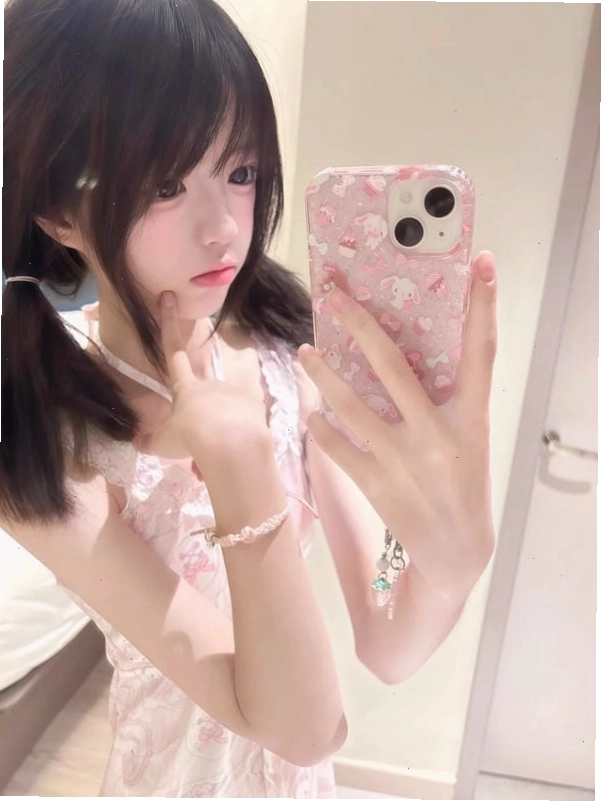 Cô gái với nụ cười tỏa nắng, đôi mắt long lanh đầy thu hút