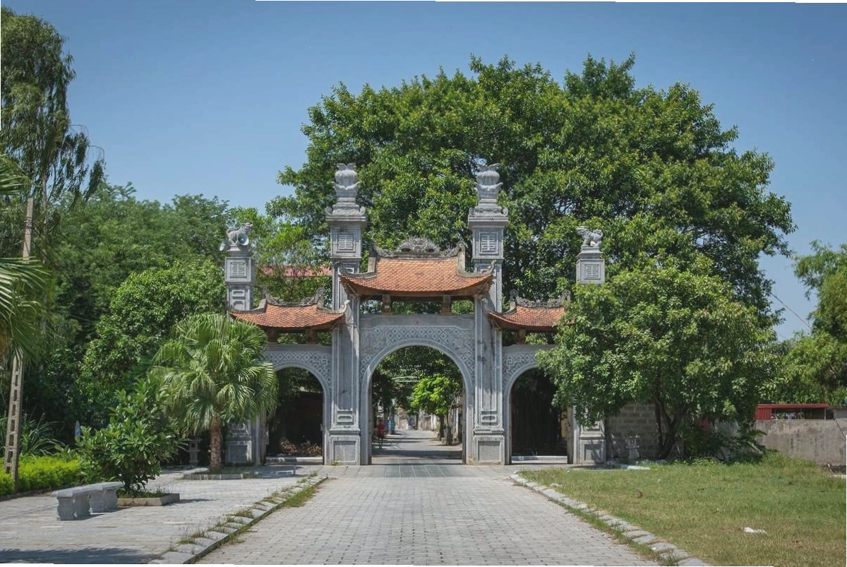 Con đường dẫn vào Cố đô Hoa Lư yên bình và cổ kính
