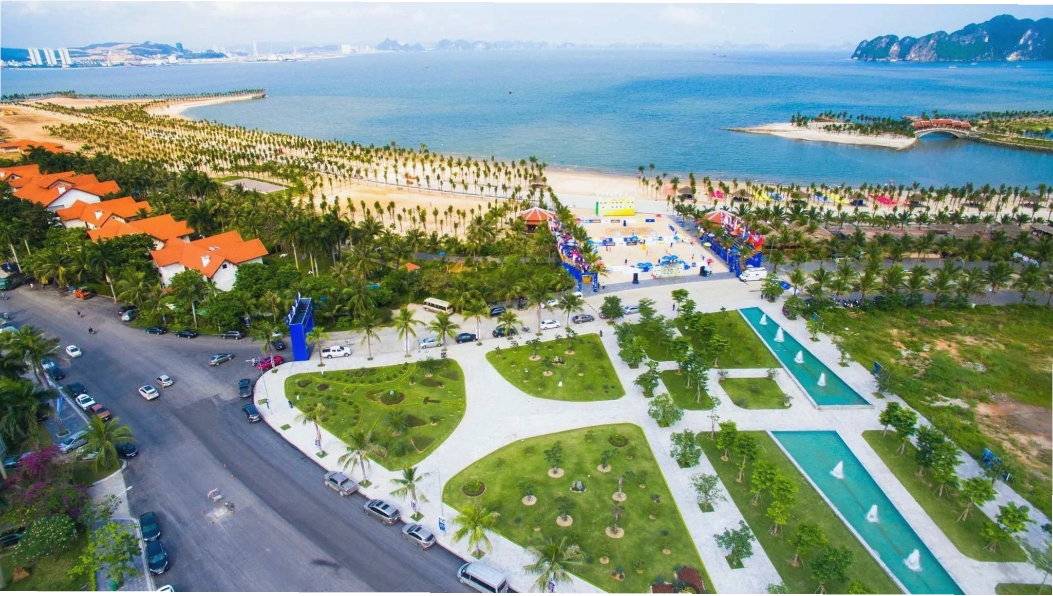 Cổng chào vào khu du lịch Đảo Tuần Châu