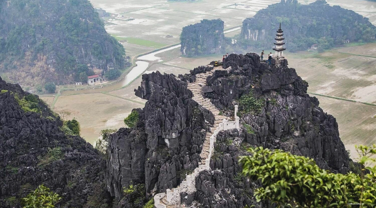 Cổng vào Hang Múa Ninh Bình với kiến trúc độc đáo