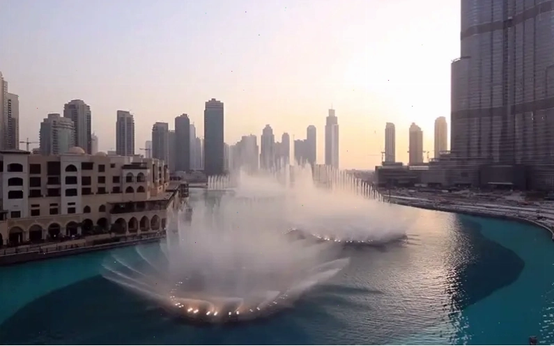 Đài phun nước Dubai lung linh về đêm