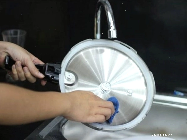 Đảm bảo nồi nguội và áp suất bằng 0 trước khi vệ sinh