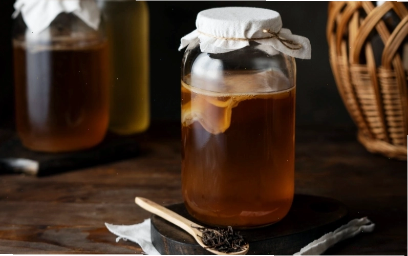 Đặt bình Kombucha ở nơi thoáng mát, nhiệt độ ổn định để ủ