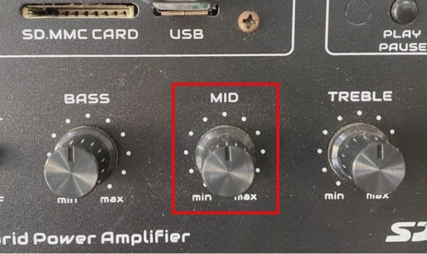Đặt Mid ở hướng 9h để âm thanh hài hòa và lời hát rõ ràng