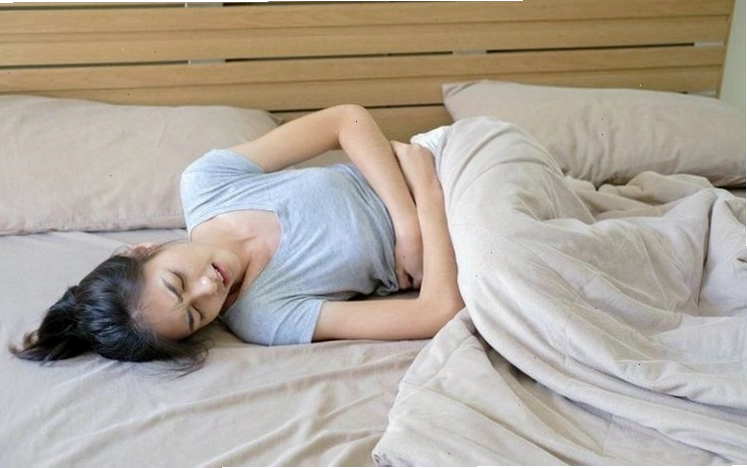 Đau bụng do viêm loét dạ dày vì thức khuya ở nữ giới