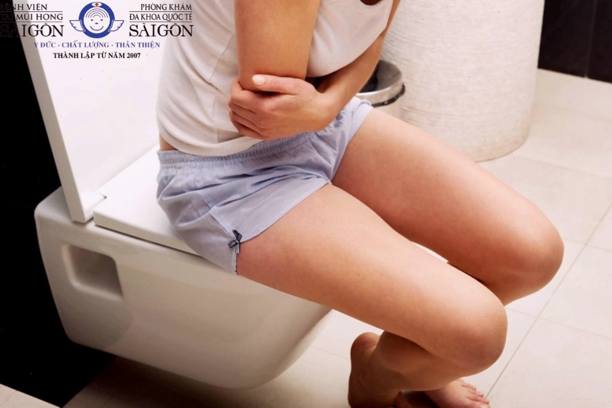 Đau bụng kinh có thể đi kèm các triệu chứng như buồn nôn, tiêu chảy
