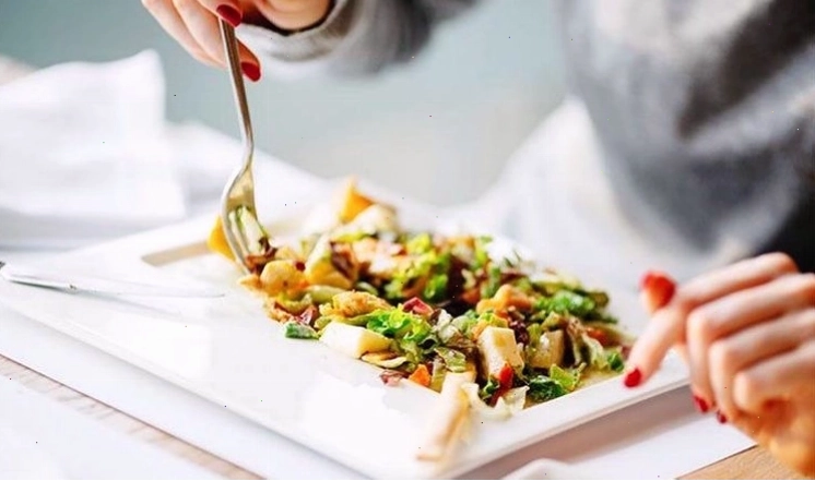 Đau quặn bụng sau khi ăn là một triệu chứng phổ biến của ngộ độc thực phẩm