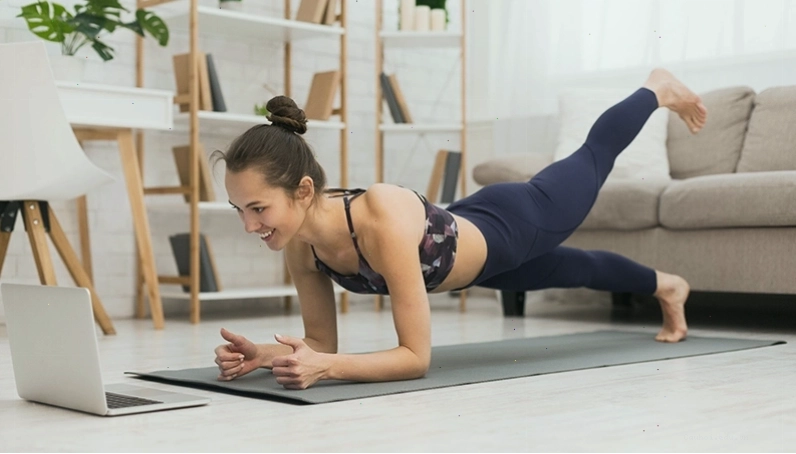 Dầu thừa và bụi bẩn tích tụ gây bít tắc lỗ chân lông dẫn đến mụn lưng