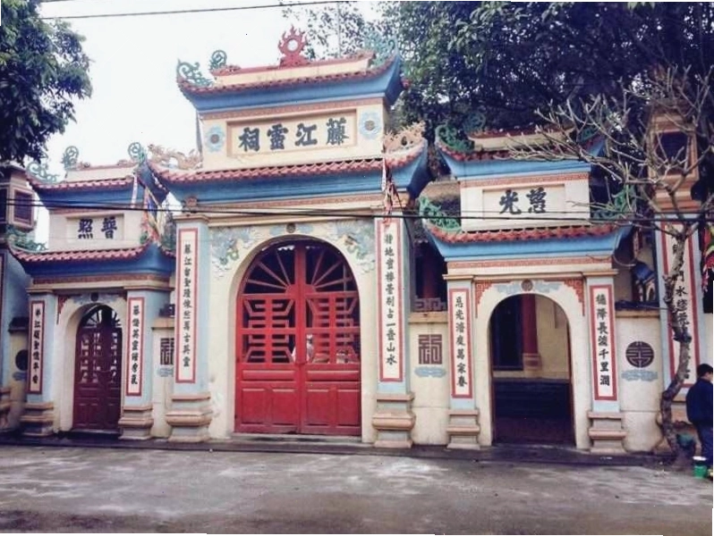 Đền Xích Đằng thờ Quan Lớn Đệ Tam nằm cạnh con sông lớn