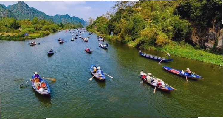 Đi thuyền trên Suối Yến tại Hương Sơn