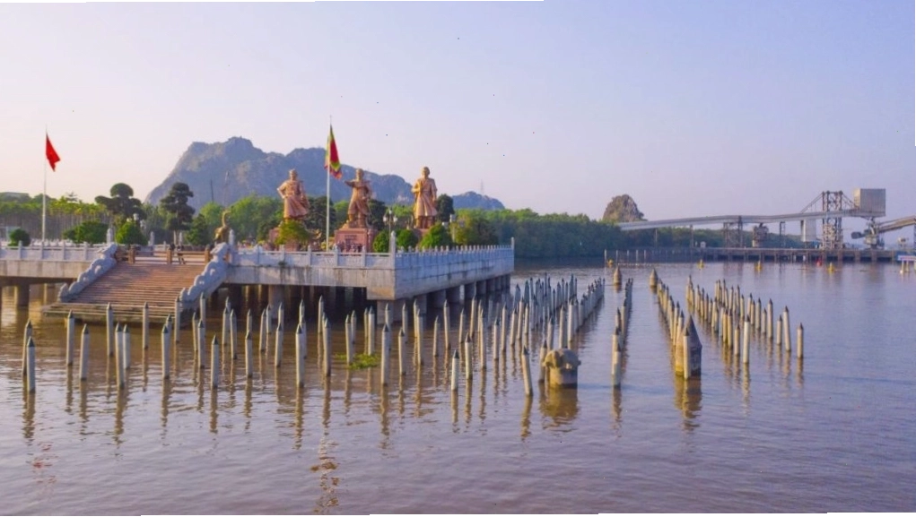 Di tích Bạch Đằng Giang trang nghiêm trong nắng sớm