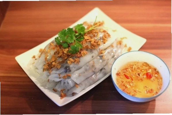 Đĩa bánh cuốn nhân thịt thơm ngon hấp dẫn với hành phi vàng giòn