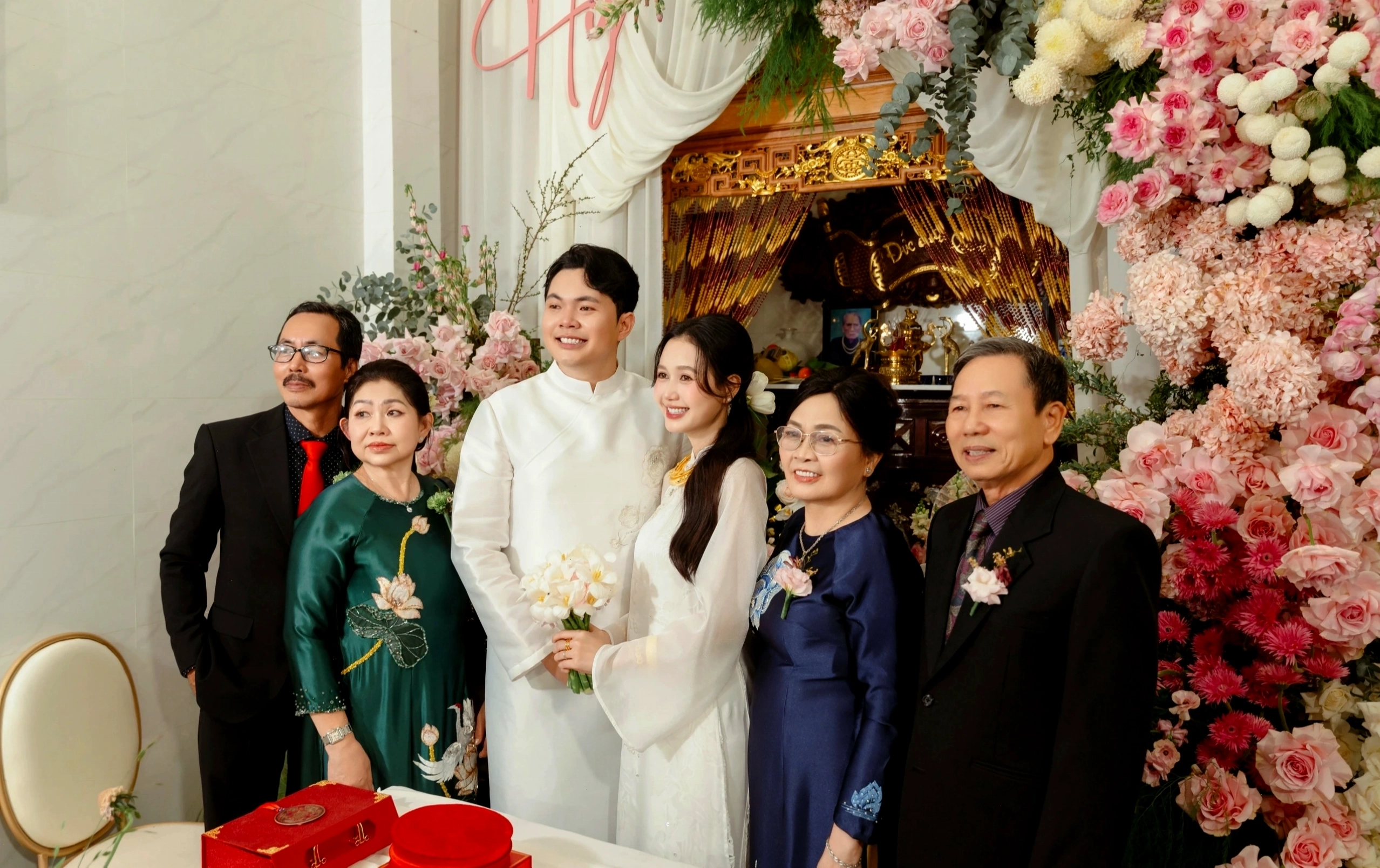 Diễn viên Nhung Gumiho bật khóc trong lễ vu quy