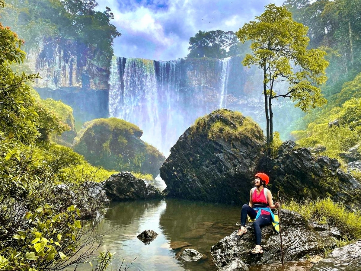 Đoạn đường rừng hiểm trở cần vượt qua khi trekking Thác K50