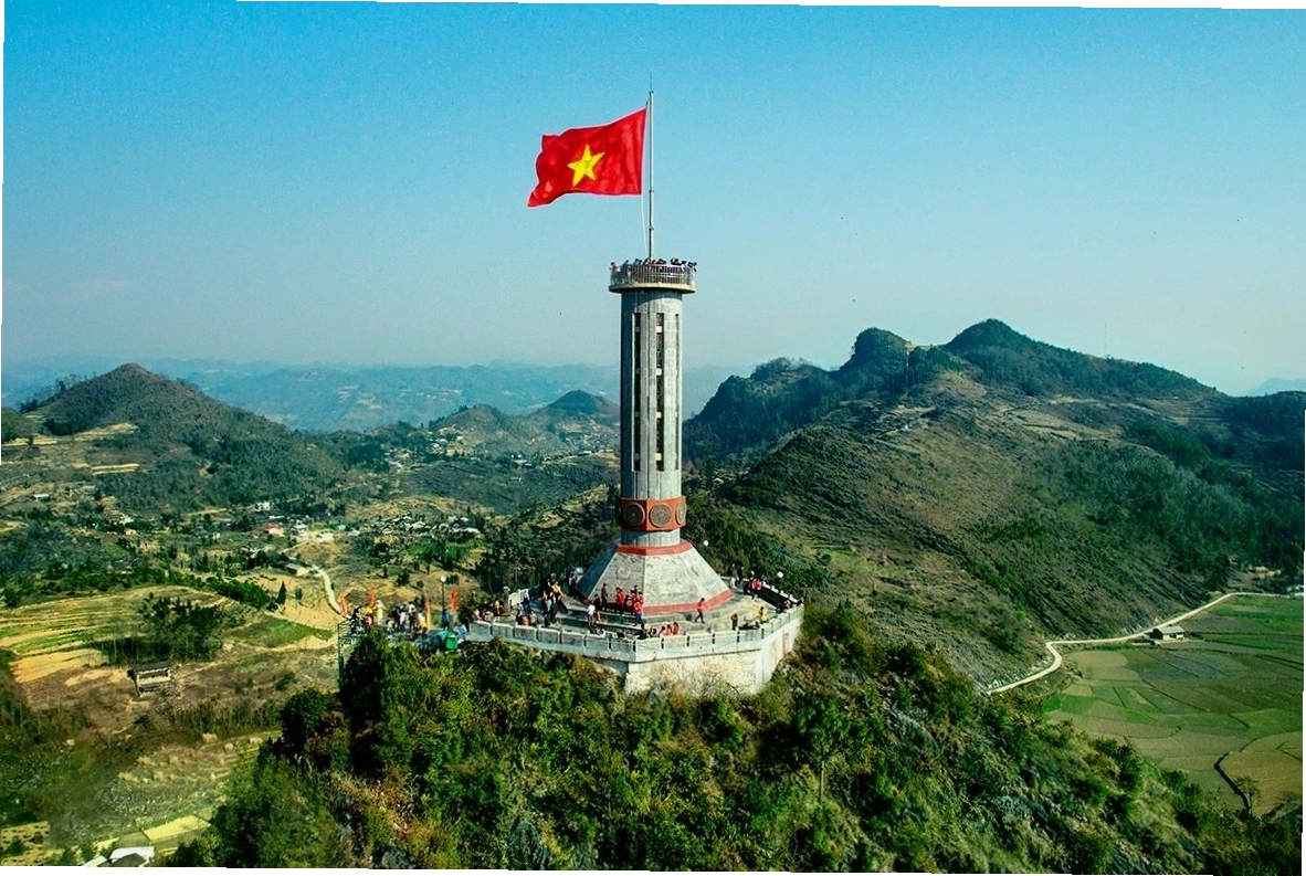 Du khách check-in tại Cột cờ Lũng Cú