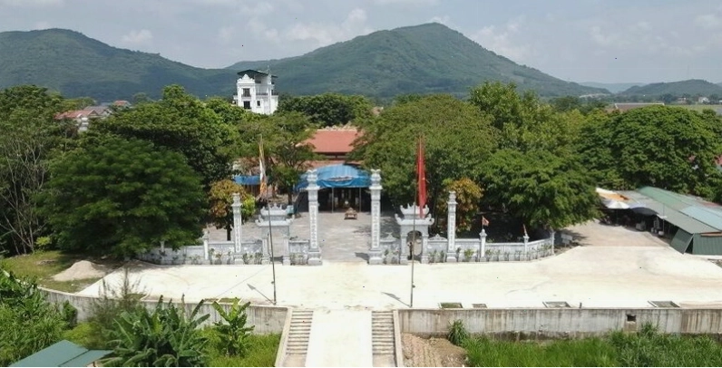 Du khách dâng lễ tại Đền Cô Bơ
