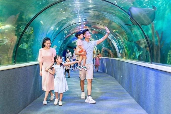 Du khách dạo bộ trong Công viên Hòa Bình