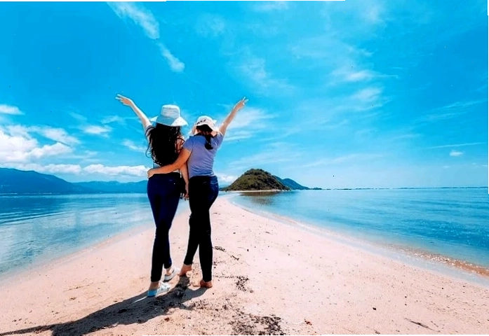 Du khách di chuyển bằng tàu ra Vịnh Vân Phong